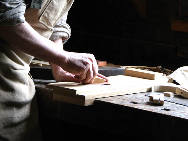 Ofrecemos un servicio de <strong>carpintería  de madera y ebanistería en Helechosa de los Montes</strong> adaptado a las necesidades del <strong>cliente</strong>.